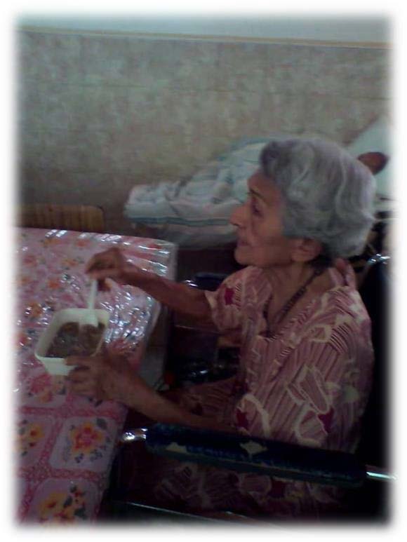 Venezuela old lady eating